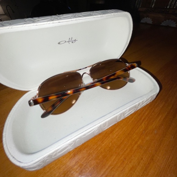 Women’s Oakley Sunglasses - Picture 2 of 3